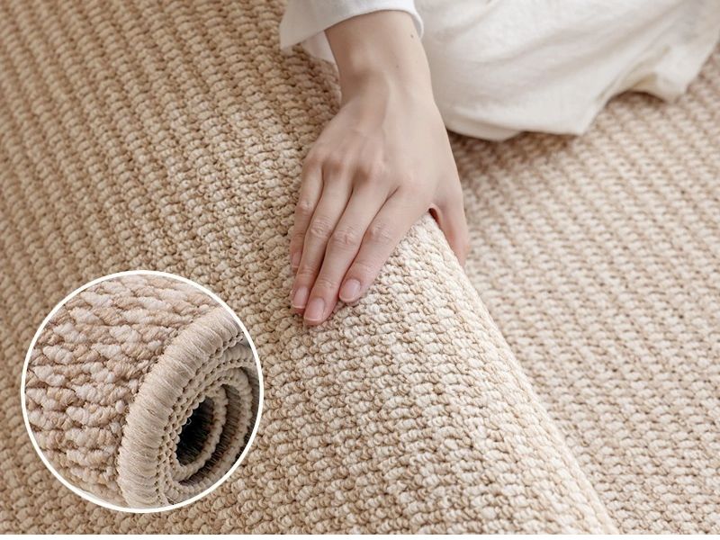Bề mặt sợi tự nhiên của thảm sisal có độ cứng nhất định và bảng màu chủ yếu là các tông trung tính. Đây là những điểm cần cân nhắc khi tìm hiểu thảm sisal là gì ưu nhược điểm khi dùng.