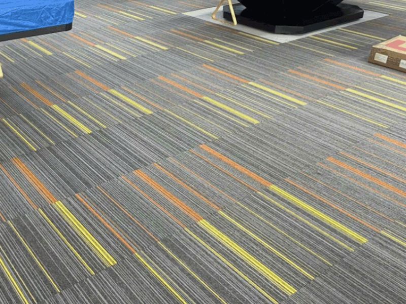 Khi hiểu r&otilde; thảm tấm đế bitumen l&agrave; g&igrave;, bạn sẽ thấy ưu thế lớn nhất của d&ograve;ng n&agrave;y nằm ở t&iacute;nh thực dụng: dễ lắp, dễ sửa, dễ thay từng khu vực.