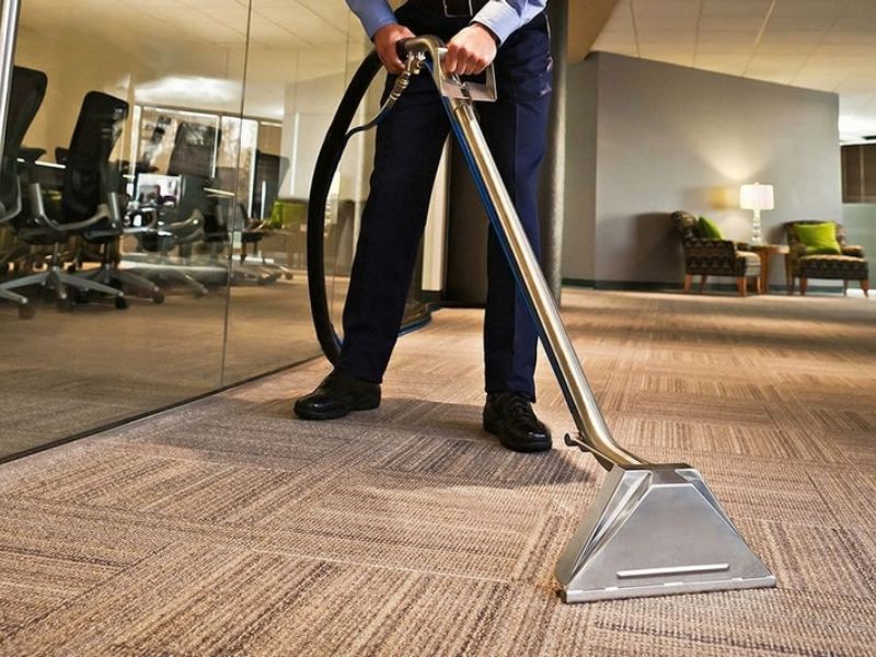 Khi chọn thảm tấm dễ vệ sinh cho văn ph&ograve;ng, nhiều kh&aacute;ch h&agrave;ng thường mắc lỗi chọn thảm m&agrave;u s&aacute;ng v&igrave; nh&igrave;n sạch tr&ecirc;n mẫu nhỏ