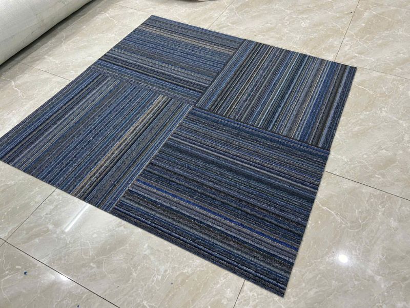 Thảm tấm giá rẻ 50x50 gồm các tấm ghép linh hoạt, dễ thay cục bộ nhưng cần kiểm tra kỹ đế, mật độ sợi và độ phẳng trước khi mua