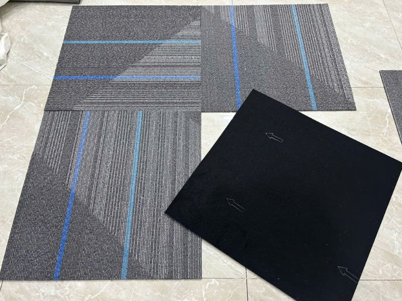 Khi chọn thảm tấm giá rẻ 50x50, cần kiểm tra mật độ sợi, độ phẳng và độ bền của đế thay vì chỉ dựa vào độ dày bề mặt