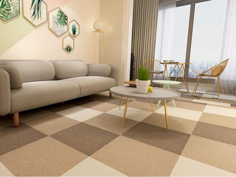 Khi mua thảm tấm giá rẻ 50x50, hãy lấy diện tích sàn nhân 4 và cộng thêm khoảng 3–5% dự phòng để tính đủ số tấm cần dùng