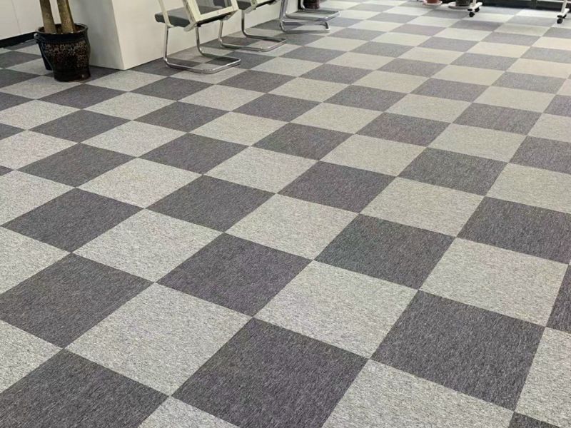 Kinh nghiệm thực tế cho thấy thảm tấm giá rẻ 50x50 cần được kiểm tra mặt đế, mã lô, độ phẳng và nền thi công trước khi lắp đặt