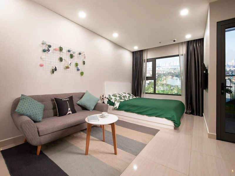 Khi chọn thảm trải s&agrave;n cho căn hộ studio, mục ti&ecirc;u ch&iacute;nh l&agrave; gom đồ nội thất th&agrave;nh từng cụm sử dụng thay v&igrave; che c&agrave;ng nhiều s&agrave;n c&agrave;ng tốt
