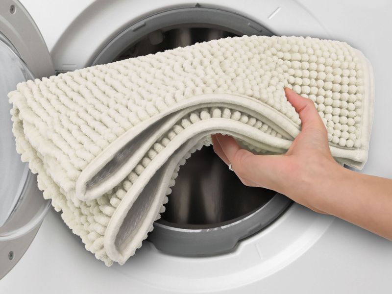 Để biết thảm trải s&agrave;n c&oacute; giặt m&aacute;y được kh&ocirc;ng, cần kiểm tra nh&atilde;n chăm s&oacute;c, k&iacute;ch thước, trọng lượng, vật liệu sợi v&agrave; cấu tạo lớp đế
