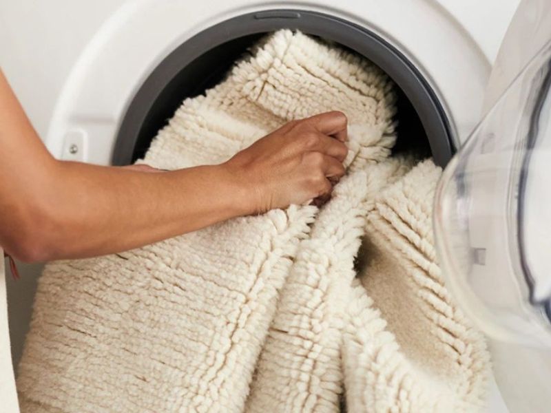 Trước khi x&aacute;c định thảm trải s&agrave;n c&oacute; giặt m&aacute;y được kh&ocirc;ng, h&atilde;y kiểm tra đế cao su xem c&oacute; nứt, bong vụn, kh&ocirc; gi&ograve;n hoặc t&aacute;ch lớp hay kh&ocirc;ng