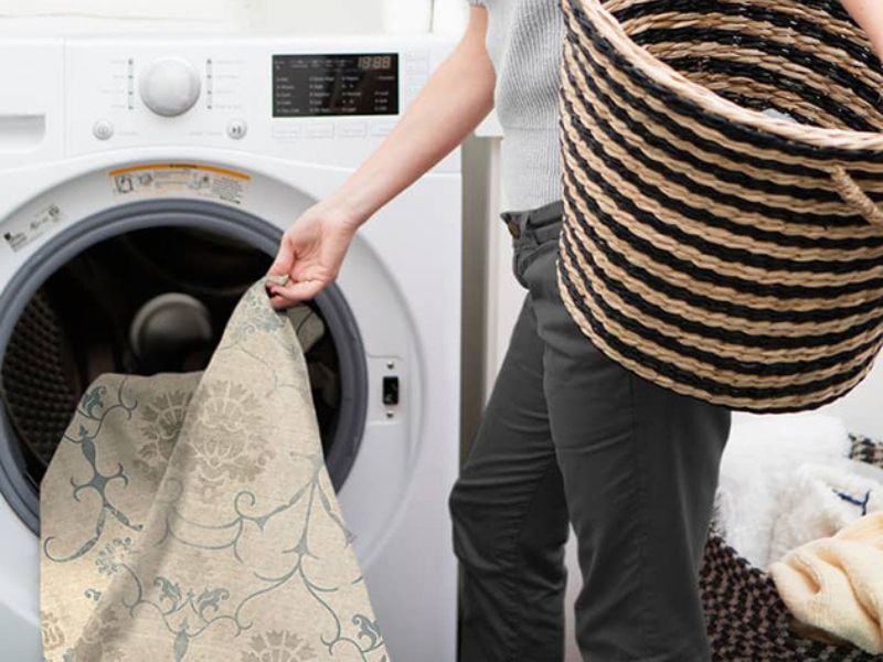Trước khi x&aacute;c định thảm trải s&agrave;n c&oacute; giặt m&aacute;y được kh&ocirc;ng, h&atilde;y kiểm tra đế cao su xem c&oacute; nứt, bong vụn, kh&ocirc; gi&ograve;n hoặc t&aacute;ch lớp hay kh&ocirc;ng