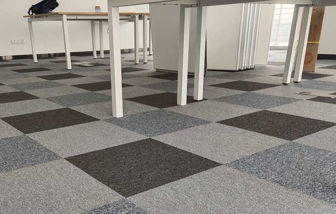 Thảm trải s&agrave;n gi&aacute; rẻ phối c&aacute;c m&agrave;u với nhau rất đẹp