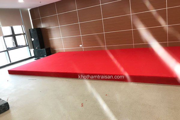 Thảm trải sân khấu màu đỏ cờ