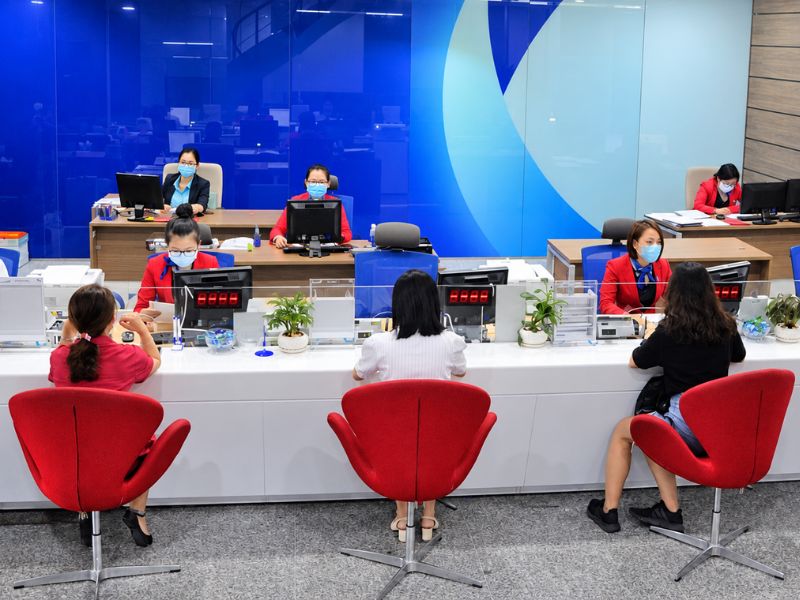 Một mẫu thảm trải s&agrave;n ng&acirc;n h&agrave;ng ph&ugrave; hợp cần c&oacute; lớp đế ổn định, &iacute;t cong g&oacute;c khi sử dụng l&acirc;u d&agrave;i, dễ th&aacute;o thay, vệ sinh v&agrave; chịu được tải cao