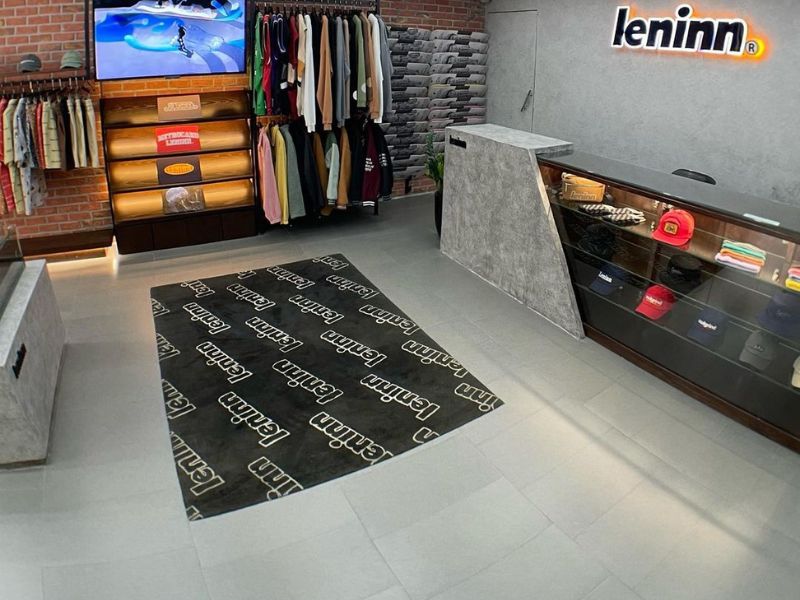 Thảm trải sàn shop thời trang giá bao nhiêu còn phụ thuộc vào chất liệu, cấu trúc đế, độ dày, xuất xứ…