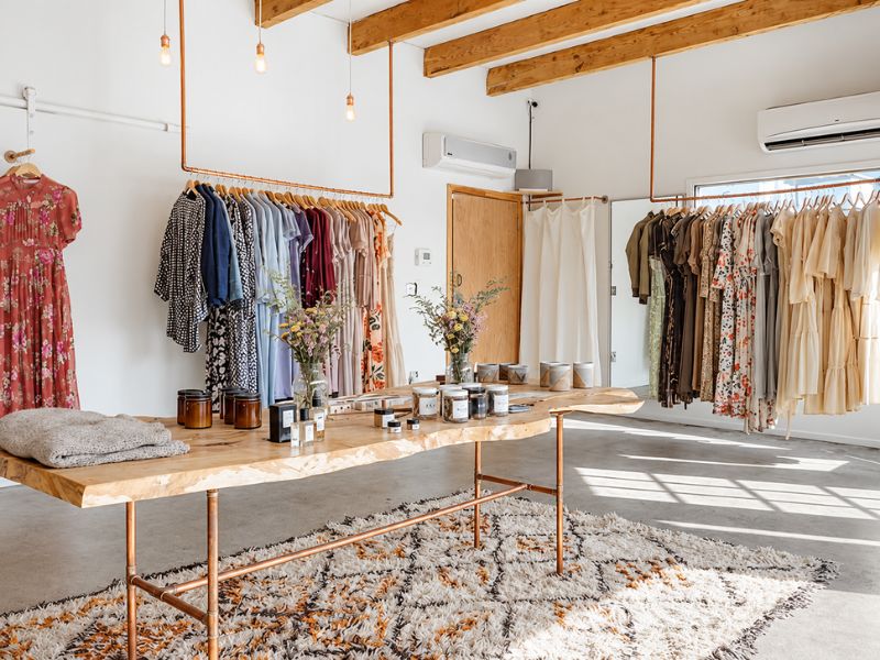 Khi tìm hiểu thảm trải sàn shop thời trang giá bao nhiêu, chủ shop cũng cần cân nhắc màu sắc phù hợp với sản phẩm và hệ thống chiếu sáng