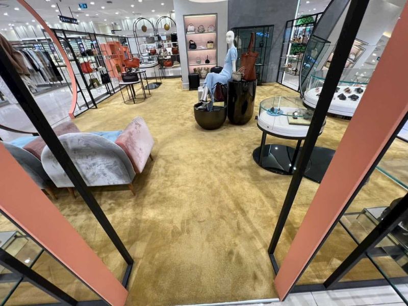 Thảm trải sàn showroom thời trang hỗ trợ tôn màu sắc quần áo, giày dép và phụ kiện