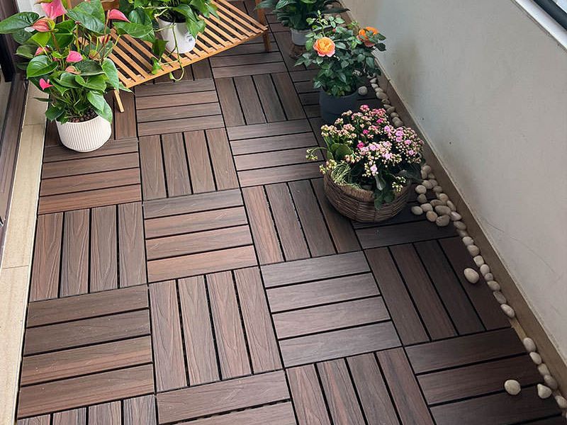 Thảm trang trí ban công vỉ gỗ nhựa mô phỏng vân gỗ tự nhiên, mang lại vẻ đẹp sang trọng, ấm cúng